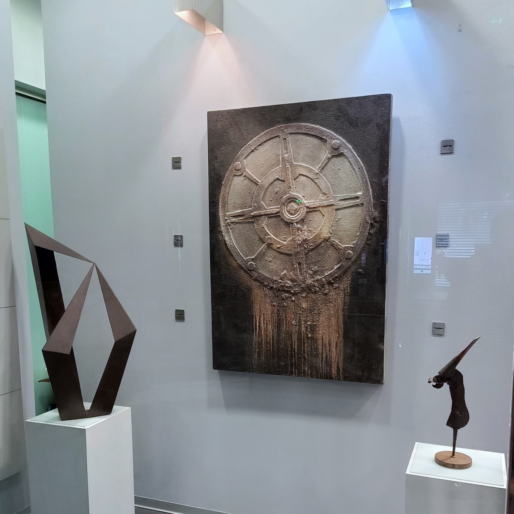 Emblematic - Roger Remaut, flanked by scultpures by Bernard Piteres & Patrick Steen