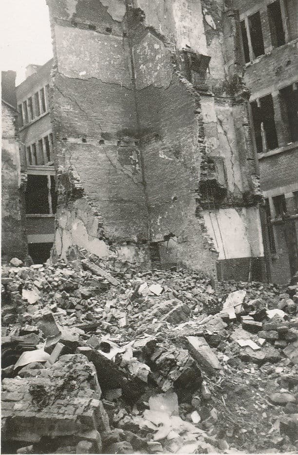 Ostende em ruínas apos a Segunda Guerra Mundial — inspiração visual para a Materieschilderkunst de Remaut