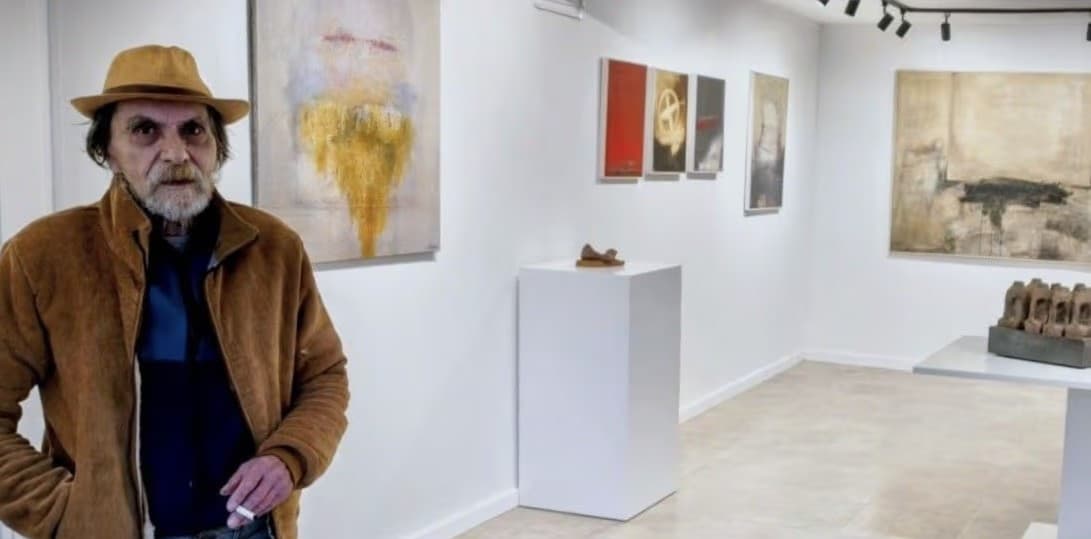Roger Remaut, aos 83 anos, na sua exposição Into Abstraction, Xochi Art Gallery, Portugal, 2025 — artista abstrato belga