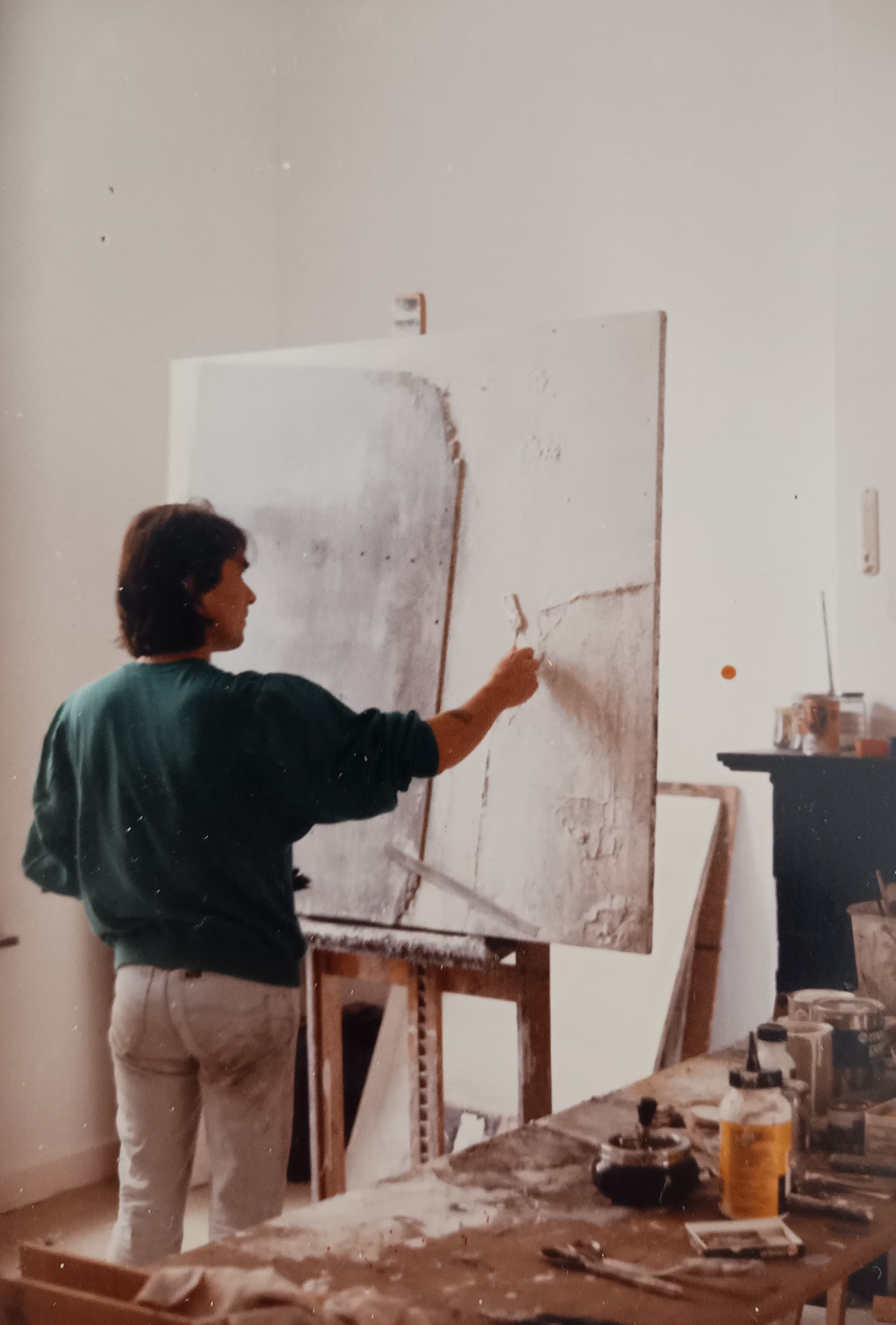 Roger Remaut no cavalete, no seu atelier de Billericay, Inglaterra